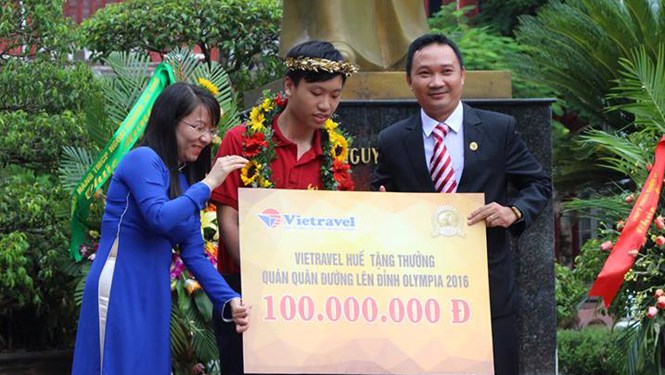 Phần thưởng 100 triệu đồng đại diện Viettravel trao cho Hồ Đắc Thanh Chương ///  - Ảnh: Đ.T