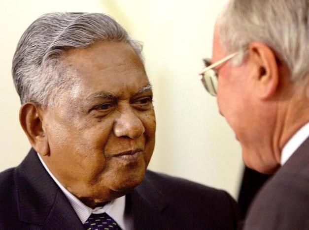 Cựu tổng thống Singapore S.R Nathan (trái) và cựu thủ tướng Úc John Howard tại Canberra ngày 14.3.2005 /// Reuters