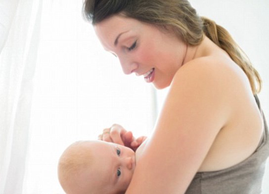 Bé sơ sinh cần được cho bú bằng sữa mẹ  /// Ảnh: Shutterstock