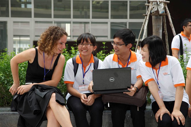 Sinh viên trường Đại học Việt Đức trao đổi với giáo viên ngoài giờ học