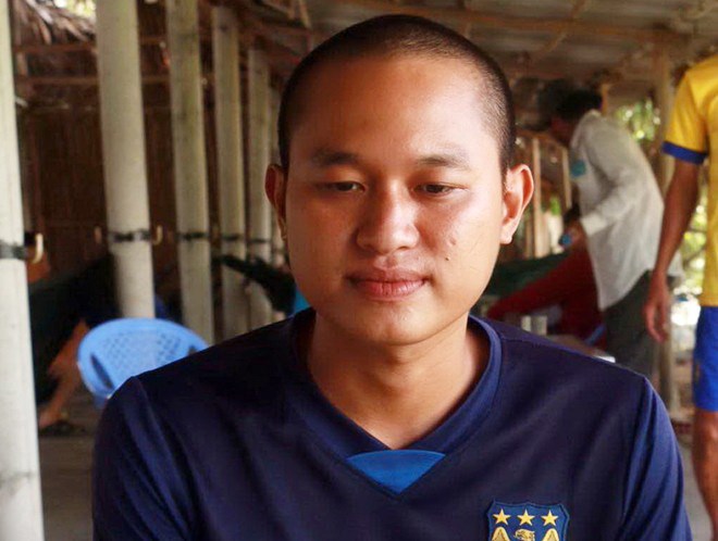 Anh Nguyễn Hoàng Tuấn phản ánh với phóng viên khi khiếu kiện anh Vui  /// Ảnh: Trần Thanh Phong