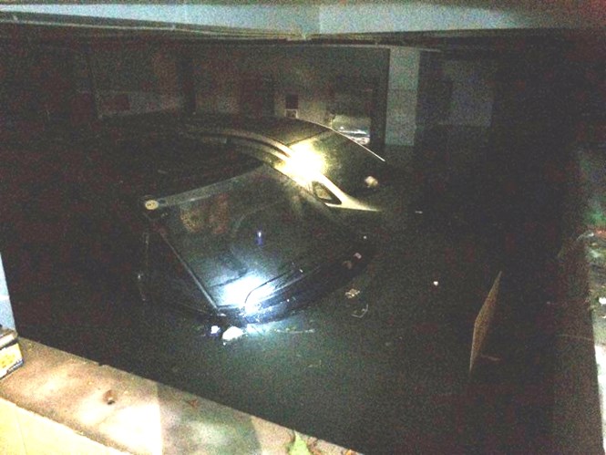 Hàng chục xe máy cùng hai ô tô bị nước nhấm chìm tại tầng hầm chi nhánh ngân hàng VP Bank (Q.Phú Nhuận) /// Ảnh: Phạm Hữu