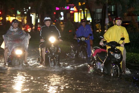 Nhiều hầm xe máy, ô tô ở Sài Gòn chìm trong biển nước sau mưa to - ảnh 11