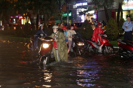 Nhiều hầm xe máy, ô tô ở Sài Gòn chìm trong biển nước sau mưa to - ảnh 12