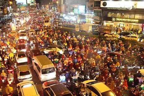 Nhiều hầm xe máy, ô tô ở Sài Gòn chìm trong biển nước sau mưa to - ảnh 13