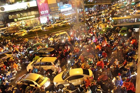 Nhiều hầm xe máy, ô tô ở Sài Gòn chìm trong biển nước sau mưa to - ảnh 15