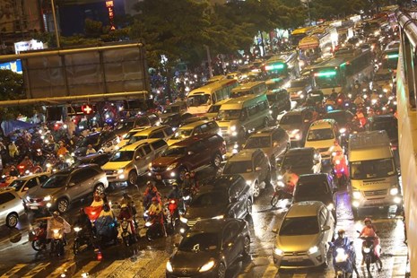 Nhiều hầm xe máy, ô tô ở Sài Gòn chìm trong biển nước sau mưa to - ảnh 16