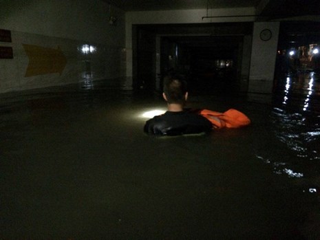 Mực nước trong hầm chi nhánh ngân hàng VP Bank khoảng 1,5 m