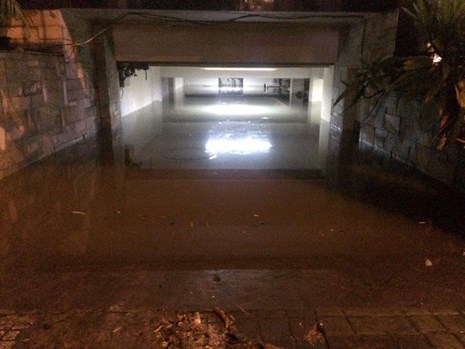 Theo người dân nơi đây cho biết, sau khi mực nước trên đường Phan Xích Long dâng lên cao, kèm theo đó là những đợt sóng từ các ô tô tạo nên làm nước tràn vào hầm để xe nơi đây