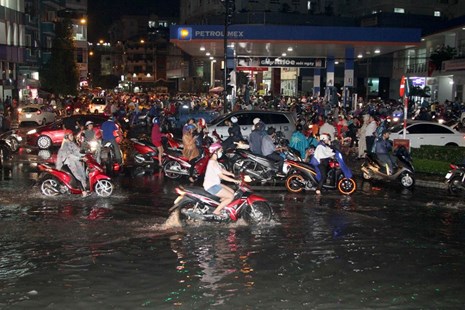 Nhiều hầm xe máy, ô tô ở Sài Gòn chìm trong biển nước sau mưa to - ảnh 10