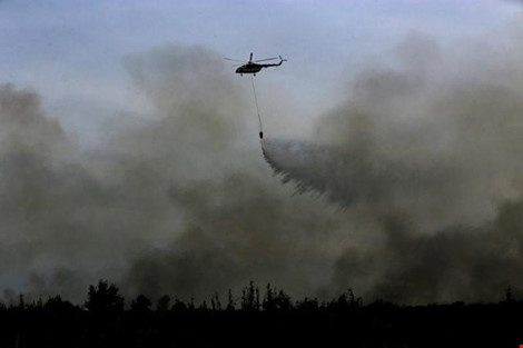 Trực thăng được huy động chữa cháy rừng Indonesia ngày 11-8.