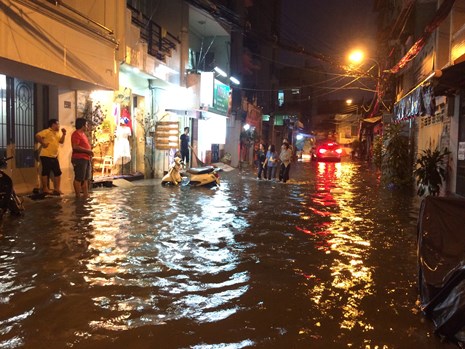 Sài Gòn, sân bay Tân Sơn Nhất ngập sau mưa to: Sao bắt ông Trời mưa nhỏ? - ảnh 4