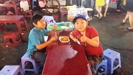 Xúc động bé trai 10 tuổi bán bánh tráng nướng ở chợ đêm Đà Lạt 10