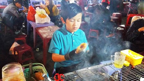 Xúc động bé trai 10 tuổi bán bánh tráng nướng ở chợ đêm Đà Lạt 5