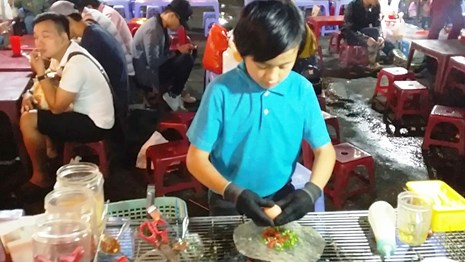 Xúc động bé trai 10 tuổi bán bánh tráng nướng ở chợ đêm Đà Lạt 6