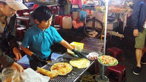 Xúc động bé trai 10 tuổi bán bánh tráng nướng ở chợ đêm Đà Lạt 8