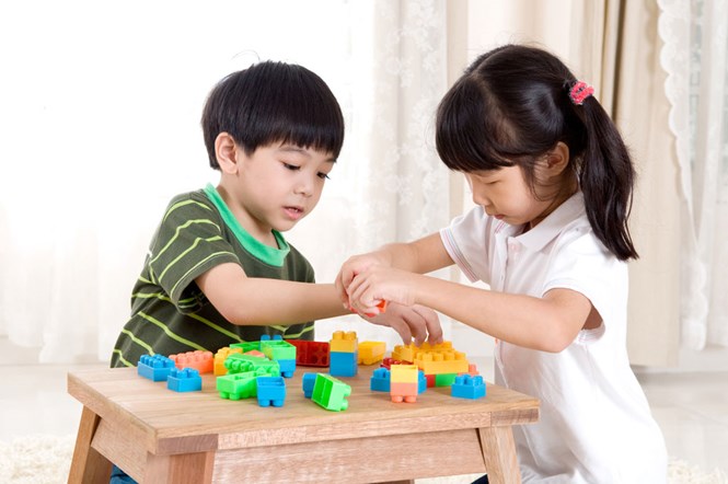 Chia sẻ đồ chơi với bạn cũng là cách dạy trẻ biết chia sẻ sự may mắn /// Shutterstock