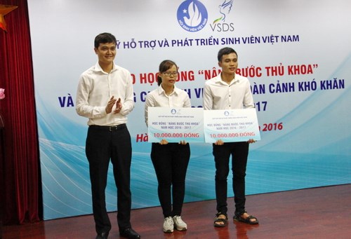 Anh Bùi Quang Huy - Bí thư Trung ương Đoàn trao học bổng "Nâng bước Thủ khoa" /// Ảnh: doanthanhnien.vn