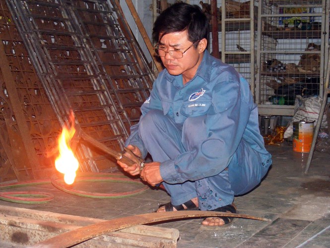 Ông Huỳnh Thế Tiến sản xuất các sản phẩm rèn truyền thống ngoài giờ lên lớp /// Ảnh: ĐÌNH TOÀN