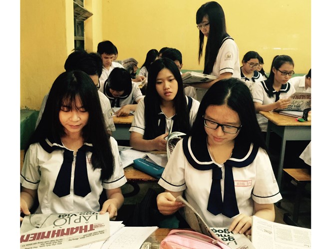 Học sinh Trường THPT Hùng Vương tìm hiểu thông tin tuyển sinh trên Báo Thanh Niên /// Ảnh: Bảo Châu