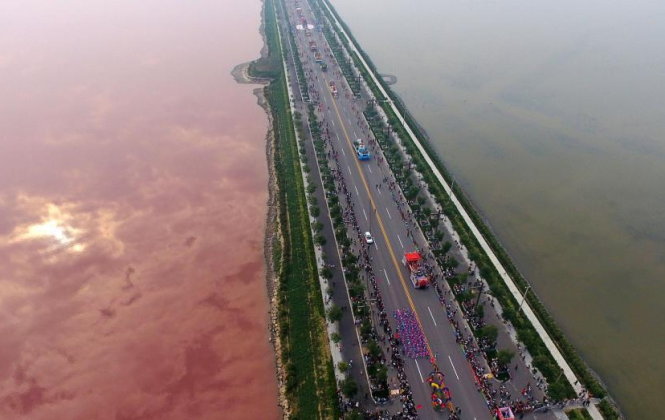 Hàng ngàn du khách đổ xô xem hồ nước đổi màu hồng 