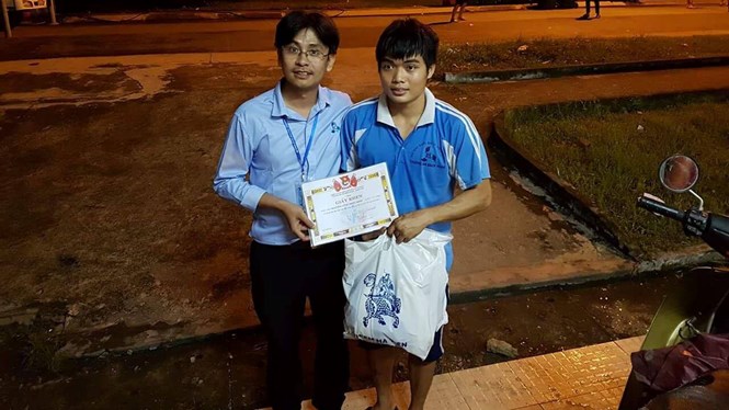 Anh Trần Trung Nghĩa, đại diện Đoàn trường Đại học Bách Khoa, trao thưởng cho "soái ca" Văn Minh Hiệp (phải) /// Ảnh: Kỳ Hoa