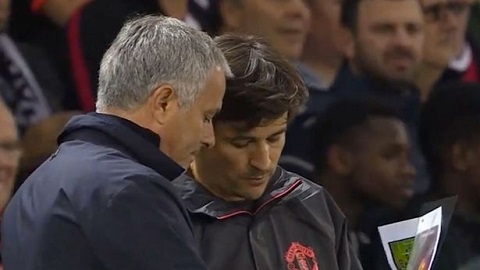 Mourinho nổi điên với ban huấn luyện M.U