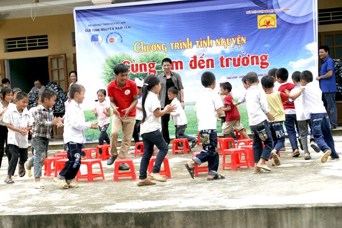 Lương Văn Chinh đang hướng dẫn trò chơi vận động cho trẻ em miền núi  /// Ảnh: NVCC