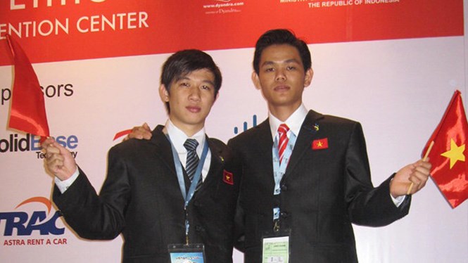 Quốc Vinh (trái) nhận chứng chỉ nghề xuất sắc tại kỳ thi tay nghề thế giới  /// Ảnh: NV cung cấp