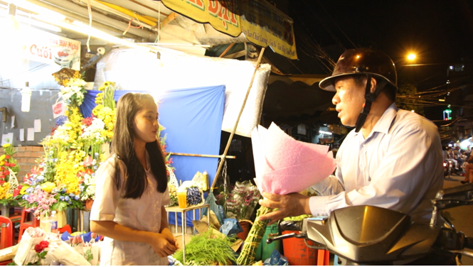 Nhiều người Sài Gòn mua hoa về tặng người thân từ lúc tờ mờ sáng 20.10 /// Ảnh: Kỳ Hoa