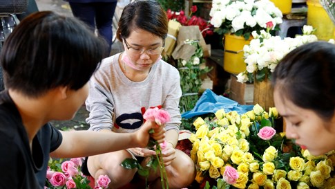 Đàn ông Sài Gòn đi chợ mua hoa tặng chị em từ mờ sáng 20.10 - ảnh 2