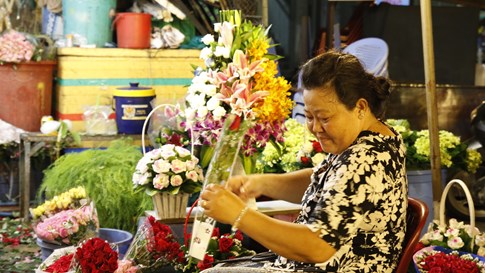 Đàn ông Sài Gòn đi chợ mua hoa tặng chị em từ mờ sáng 20.10 - ảnh 3