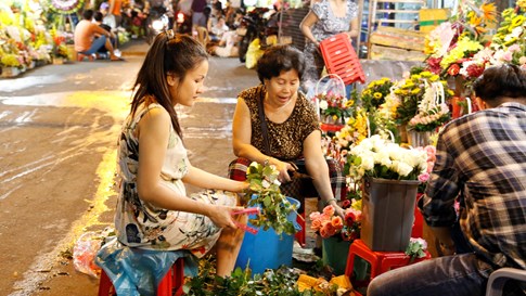 Đàn ông Sài Gòn đi chợ mua hoa tặng chị em từ mờ sáng 20.10 - ảnh 5