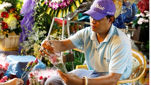 Đàn ông Sài Gòn đi chợ mua hoa tặng chị em từ mờ sáng 20.10 - ảnh 7