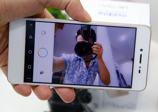Lai Yuna X smartphone chuyên selfie giá 3 triệu đồng