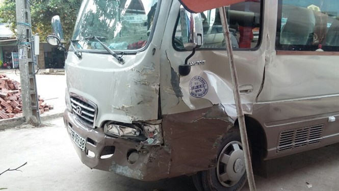 Chiếc xe khách hư hỏng sau vụ tai nạn liên hoàn /// Ảnh Vũ Minh