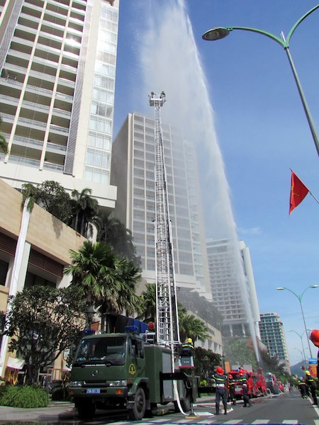 Chữa cháy, cứu nạn ở khách sạn cao 29 tầng tại Nha Trang ảnh 10