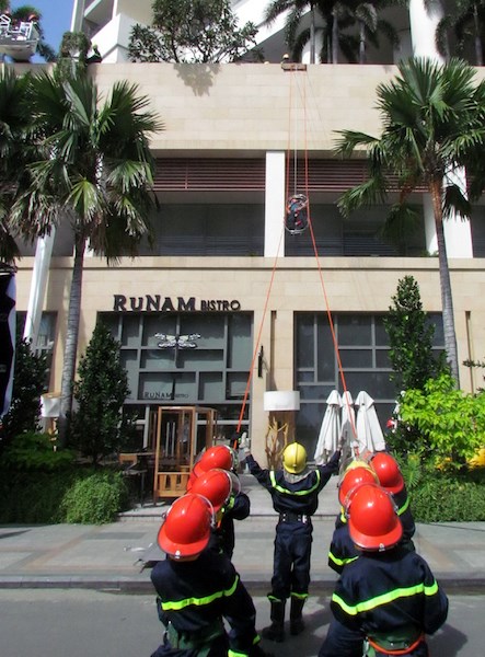 Chữa cháy, cứu nạn ở khách sạn cao 29 tầng tại Nha Trang ảnh 5