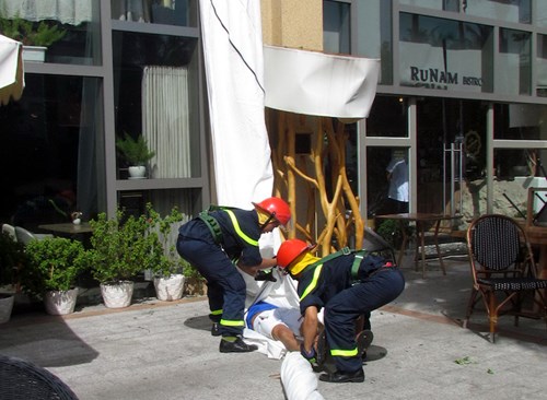 Chữa cháy, cứu nạn ở khách sạn cao 29 tầng tại Nha Trang ảnh 8