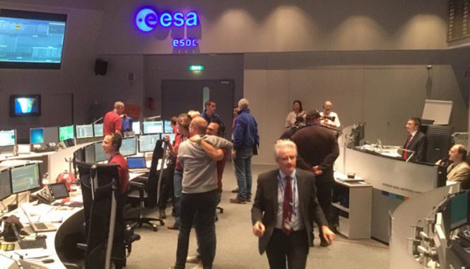 Các nhà khoa học của ESA vui mừng khi nhận được tín hiệu của robot Schiaparelli từ sao Hỏa