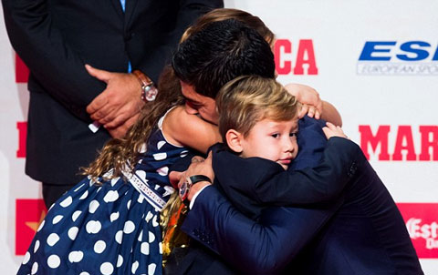 Suarez xúc động ôm chầm lấy hai đứa con dễ thương trong lễ nhận giải