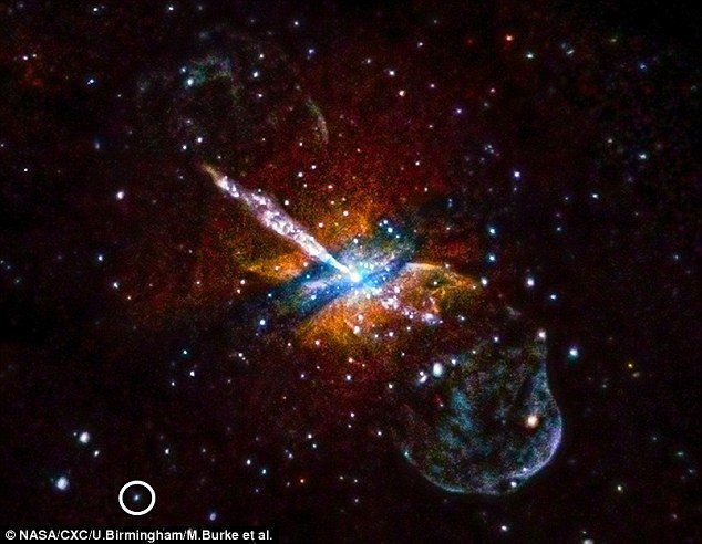 Nguồn phát tia X (khoanh tròn) gần ngân hà NGC 5128. 