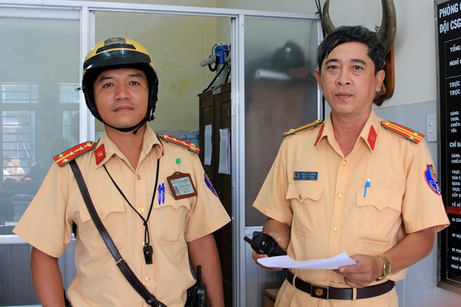 Đại úy Huỳnh Văn Kía và trung tá Phạm Công Bằng tại Đội CSGT Bình Triệu /// Ảnh: V.P