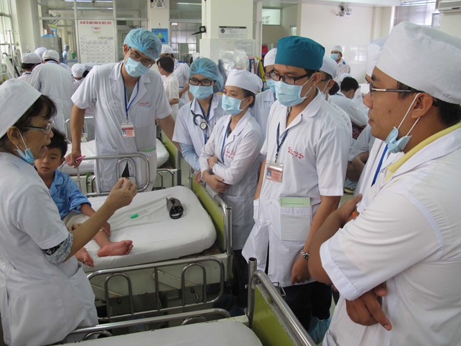 Sinh viên Trường ĐH Y Dược TP.HCM thực tập tại Bệnh viện Bệnh nhiệt đới /// Ảnh: Đào Ngọc Thạch