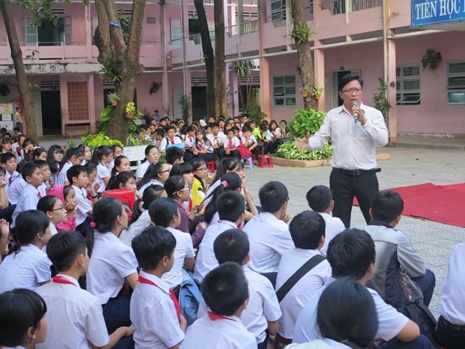 Thầy Hoàng Vương và những buổi nói chuyện với học sinh THPT, THCS trên địa bàn Đà Nẵng /// ẢNH: DIỆU HIỀN