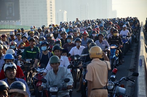 Xe khách húc nhau trên cầu Sài Gòn, hàng nghìn phương tiện kẹt cứng - ảnh 1