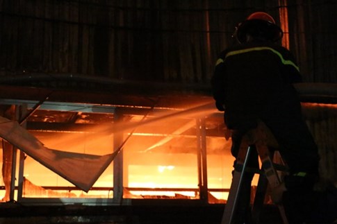 Cháy lớn khu công nghiệp La Phù, cả nghìn mét vuông nhà xưởng bị thiêu rụi - ảnh 1