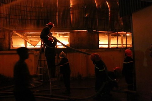 Cháy lớn khu công nghiệp La Phù, cả nghìn mét vuông nhà xưởng bị thiêu rụi - ảnh 2