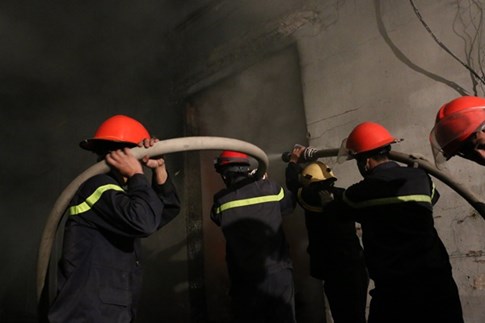 Cháy lớn khu công nghiệp La Phù, cả nghìn mét vuông nhà xưởng bị thiêu rụi - ảnh 6
