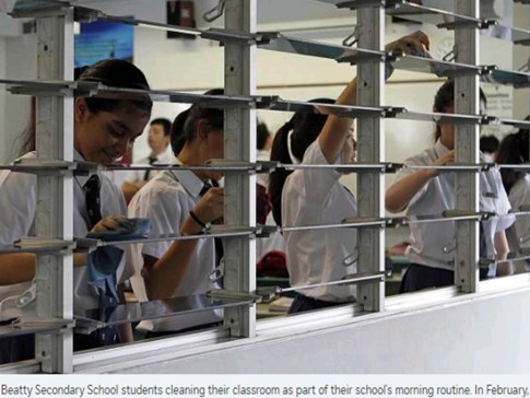 Học sinh Singapore phải tự vệ sinh trường lớp - ảnh 1